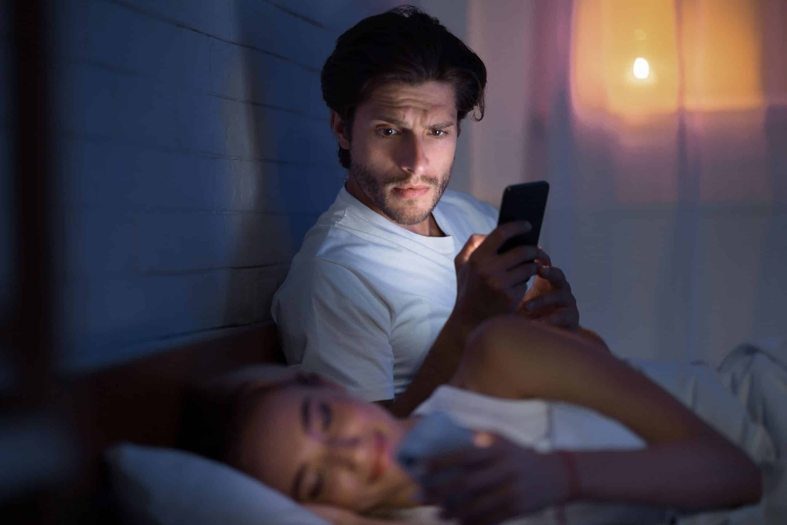5 nenápadných příznaků, že vás někdo podvádí
