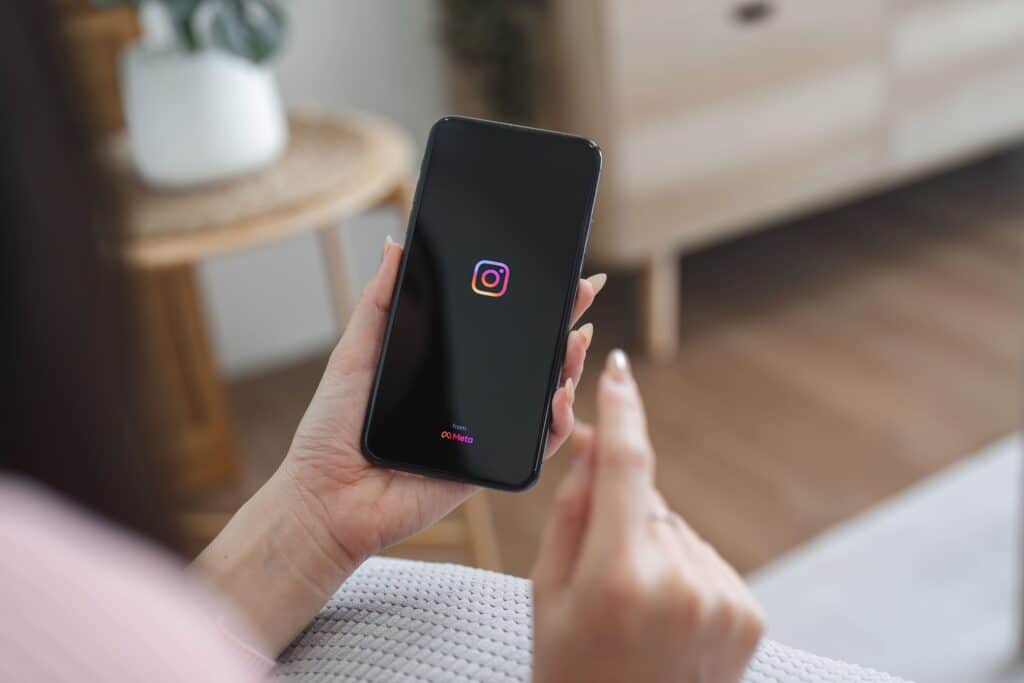 hogyan láthatom, hogy a feleségem kinek üzenget az Instagramon