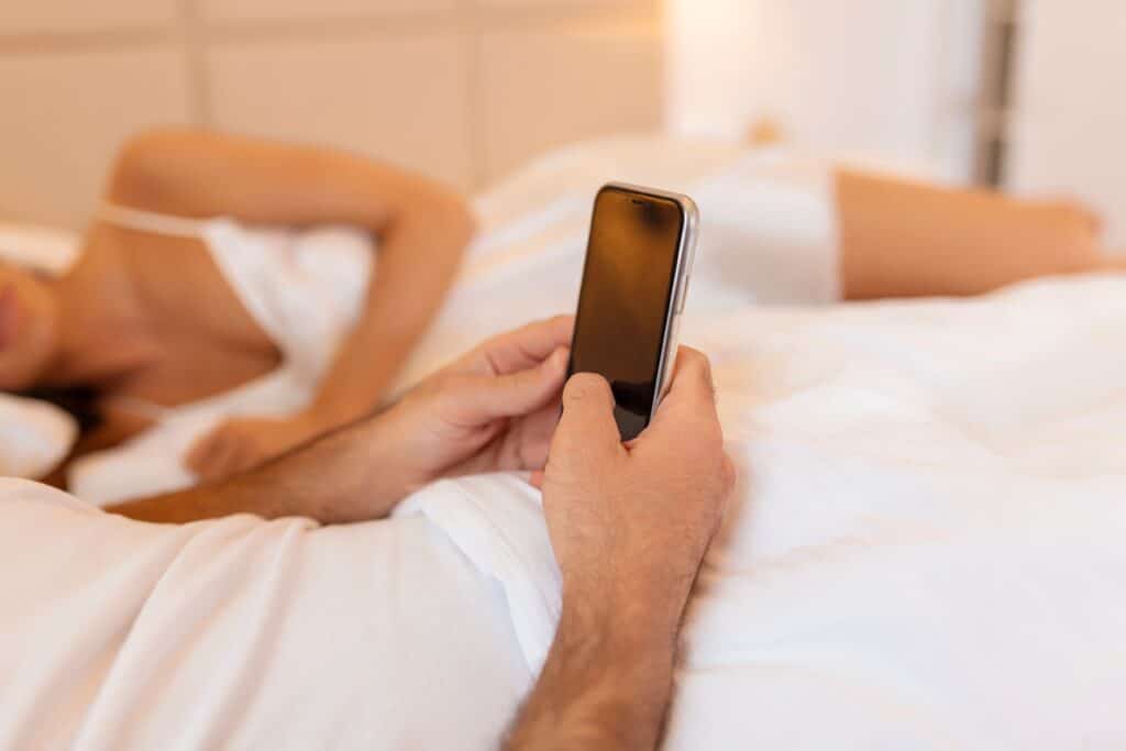 Cara Mengetahui Siapa yang Dikirimi SMS dan Ditelepon oleh Suami Saya