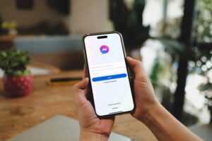 How to Track Someone on Messenger